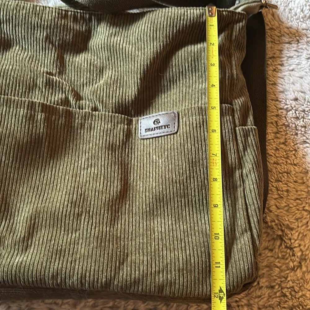 Medium sized olive green corduroy purse - Picture 7 of 8
